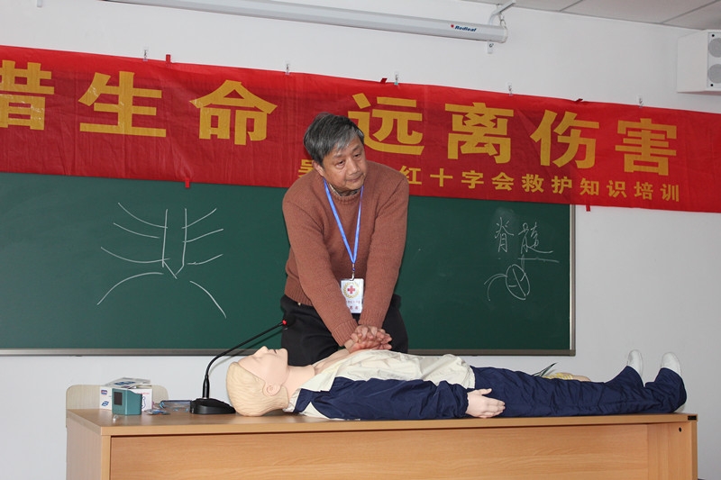 老师示范心脏按摩.jpg
