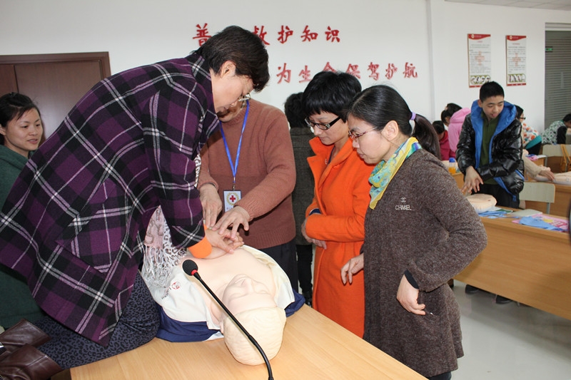 妈妈认真学习.jpg