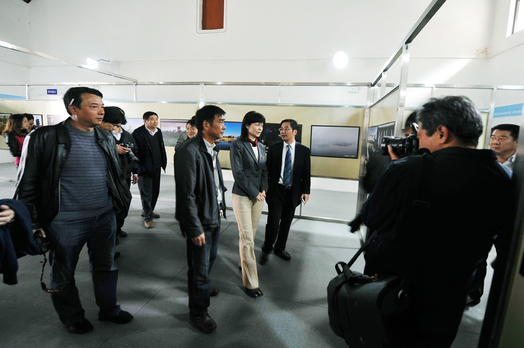 04领导们参观古镇摄影展.jpg