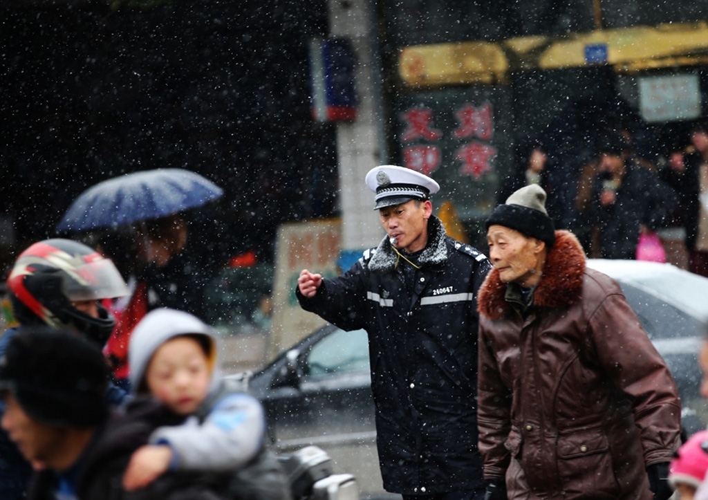 作品名称：风雪真情   作者：邱树新  电话：13606254813   地点：震泽说明：今天的一场.jpg